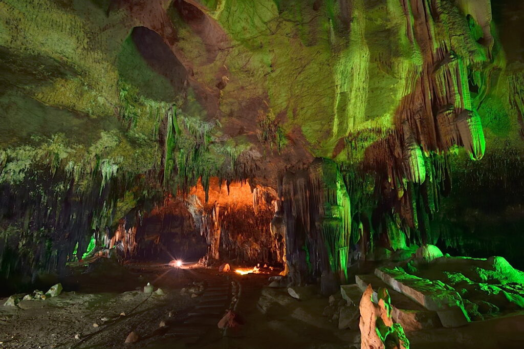 Markets and Tham Khao Bin cave - Private tour - BKK Tours